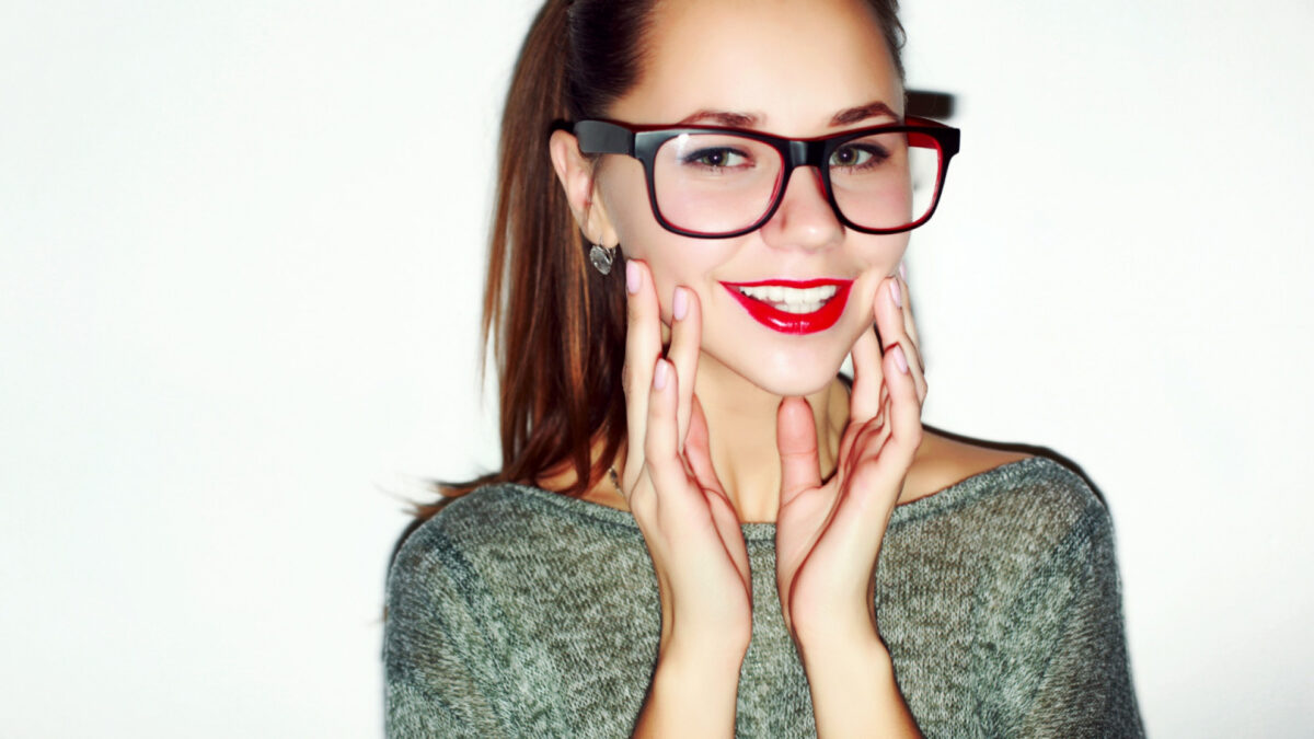 Lunettes de créateur : comment associer sa monture à son style vestimentaire ?